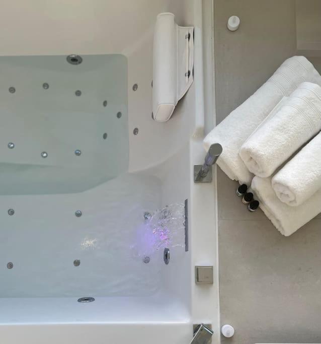 Suite « Body Love » - Jacuzzi Privatif Créteil Eksteriør bilde